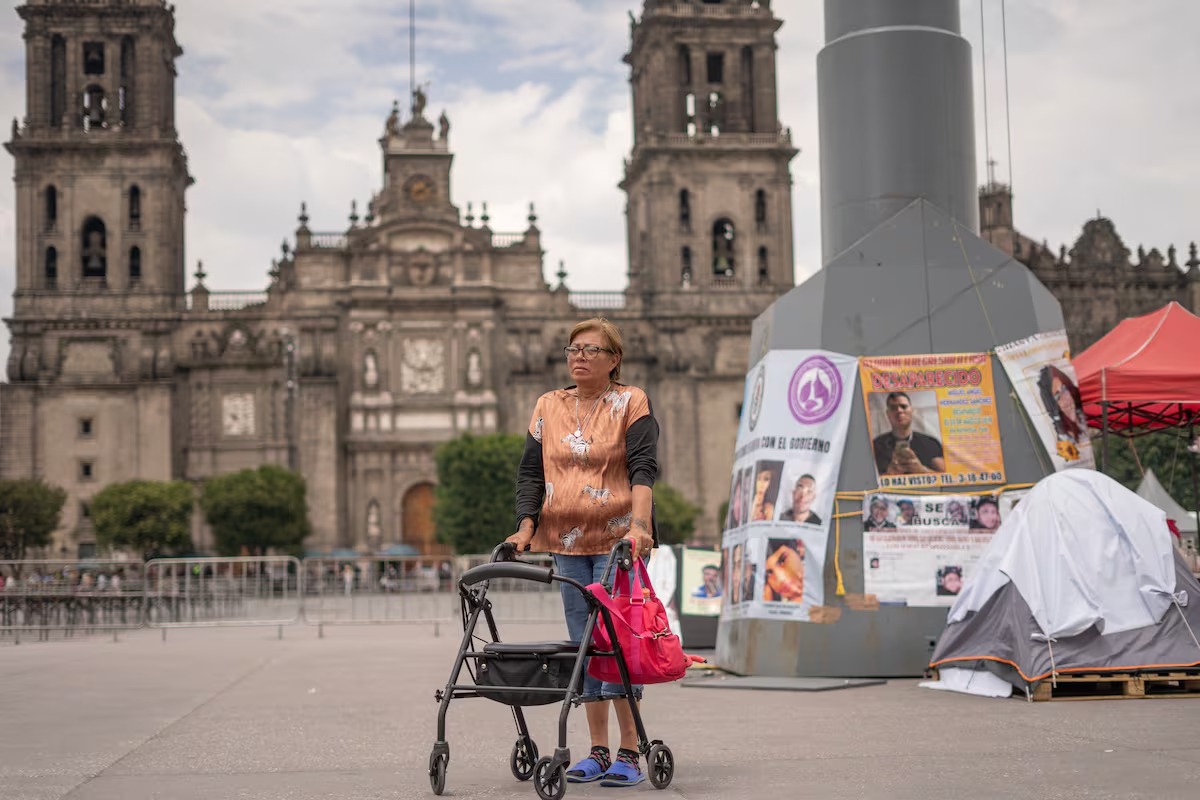 El grito desesperado de las madres buscadoras: acampar bajo la bandera del Zócalo para encontrar a un hijo
